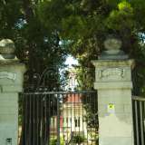 Una splendida villa bianca e rosa dell�800, in ottimo stato ma chiusa e inutilizzata da anni. Parliamo di Villa Costantino, edificio che si erge all�inizio di via Camillo Rosalba, sulla destra della strada, nascosta da un alto cancello